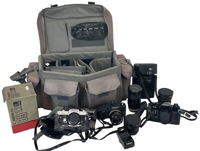 Lot 289 - A quantity of cameras, lenses and equipment...