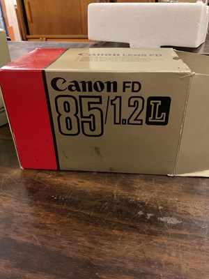 Lot 289 - A quantity of cameras, lenses and equipment...