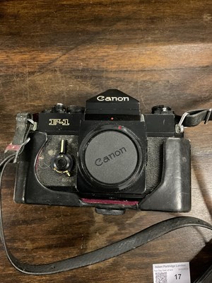 Lot 289 - A quantity of cameras, lenses and equipment...
