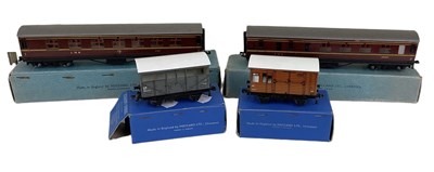 Lot 516 - A Hornby Dublo cattle truck, horse box and two...