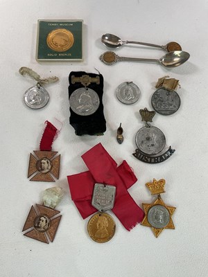 Lot 95 - A group of collectors' items, including a hand...