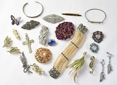 Lot 843 - A quantity of jewellery to include brooches, etc.