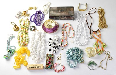 Lot 845 - A small quantity of costume jewellery and...