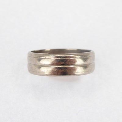 Lot 714 - An 18ct white gold wedding band, size M,...