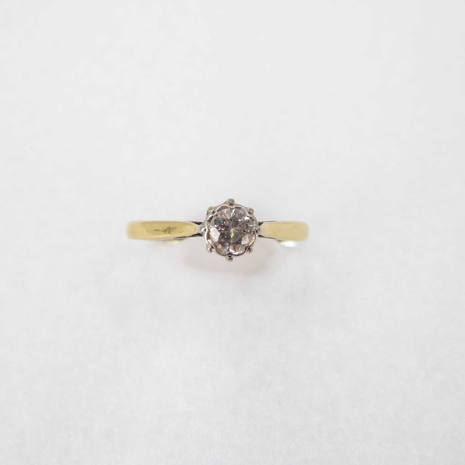 Lot 685 - An 18ct yellow gold diamond solitaire ring,