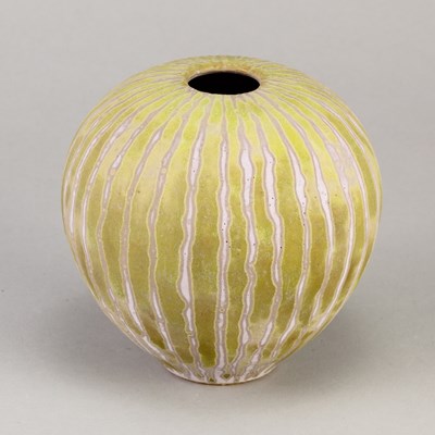 Lot 569 - PETER BEARD (born 1951); a globular stoneware...