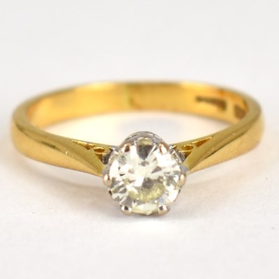 Lot 686 - An 18ct yellow gold solitaire ring, the prong...