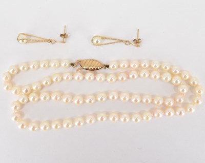 Lot 798 - A single strand of cultured pearls with 9ct...