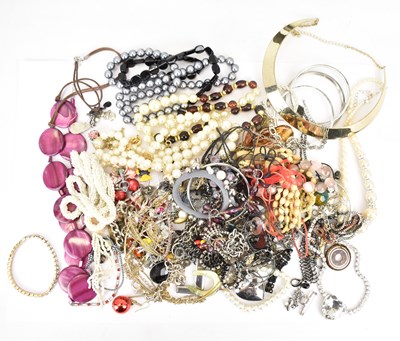 Lot 840 - Vintage and modern costume jewellery to...