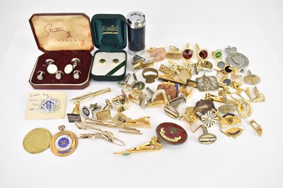 Lot 829 - A quantity of gentlemen's costume jewellery,...