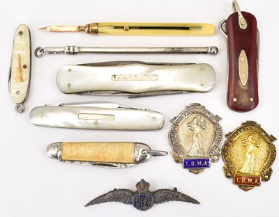 Lot 276 - A collectors' lot comprising five penknives, a...