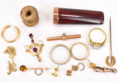 Lot 810 - Various gold and gold-coloured jewellery to...