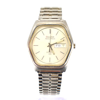 Lot 869 - BULOVA; a gentlemen's stainless steel Accutron...