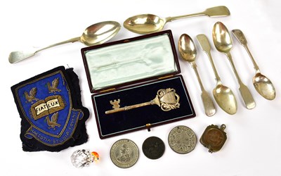 Lot 699 - A small group of collectors' items to include...