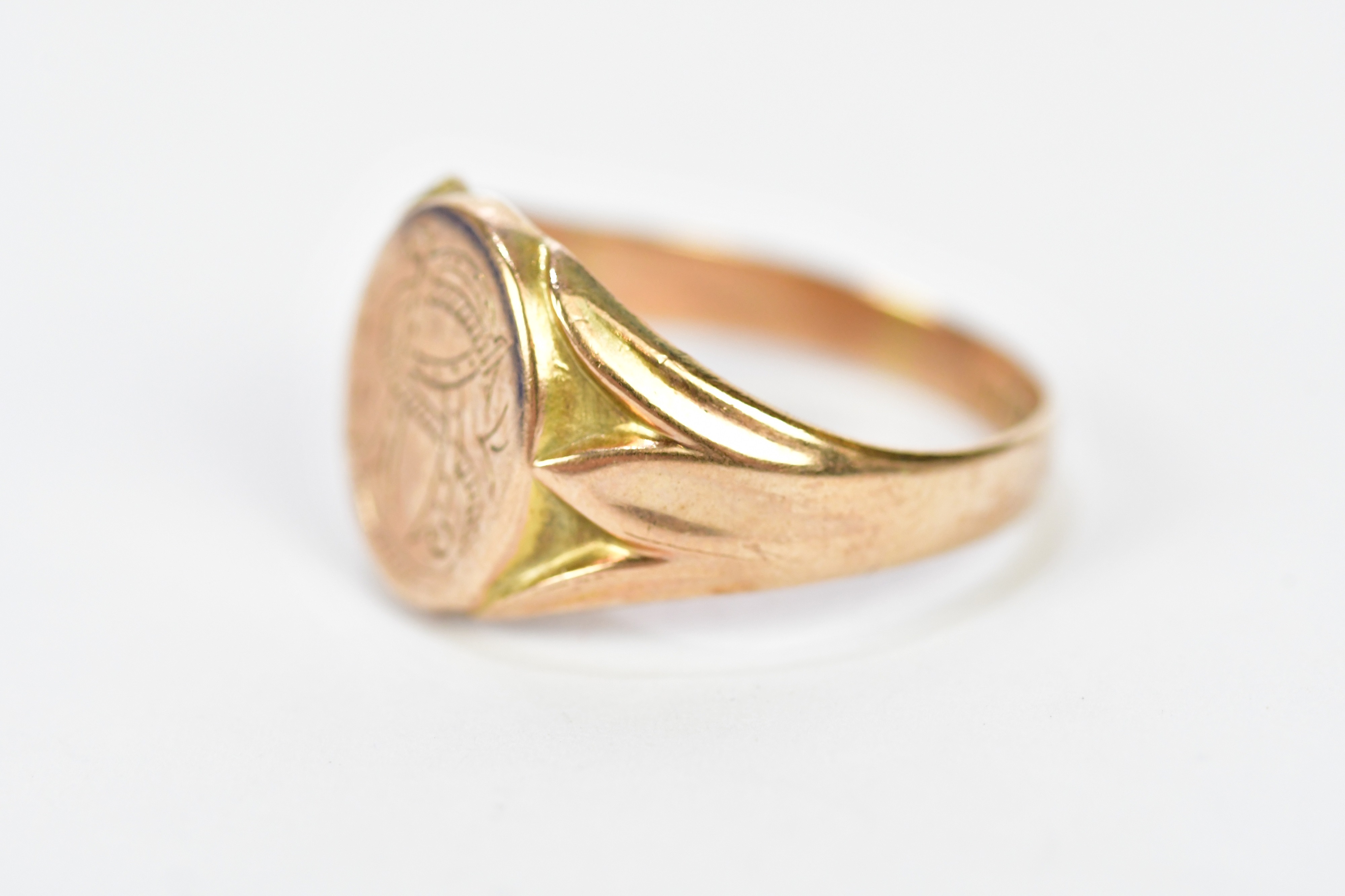 Lot 195 - A 9ct yellow gold signet ring with engraved