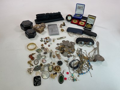 Lot 138 - A quantity of collectors' items, to include...