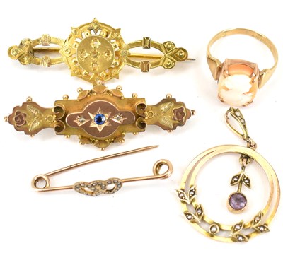 Lot 808 - Mixed gold jewellery comprising a 9ct gold...