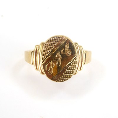 Lot 725 - A gentlemen's 9ct Art Deco style signet ring,...