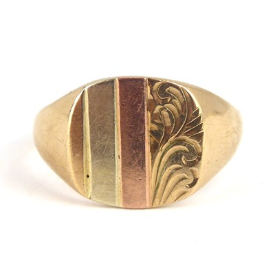 Lot 726 - A gentlemen's 9ct gold signet ring with square...