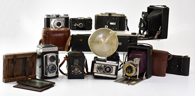 Lot 547 - A quantity of vintage cameras to include a...