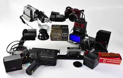 Lot 530 - A quantity of vintage hand-held video cameras...