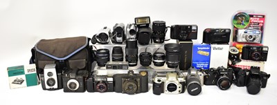 Lot 539 - A quantity of cameras to include 35mm...