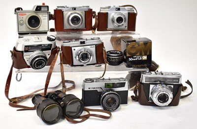 Lot 540 - A quantity of vintage cameras to include...