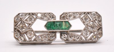 Lot 385 - An Art Deco white metal emerald and diamond...