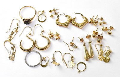 Lot 809 - A collection of gold and yellow metal items...