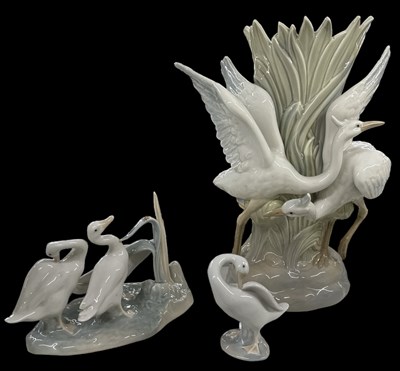 Lot 587 - A large porcelain vase decorated with cranes,...