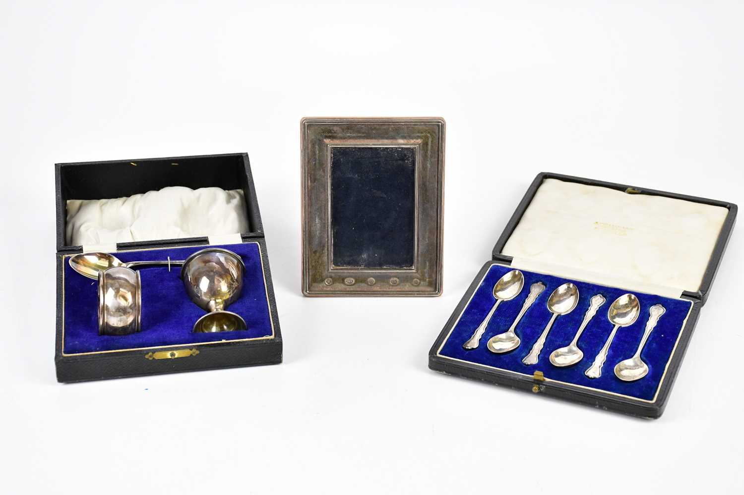 Lot 2212 - DEAKIN & FRANCIS, a cased set of six Edwardian...