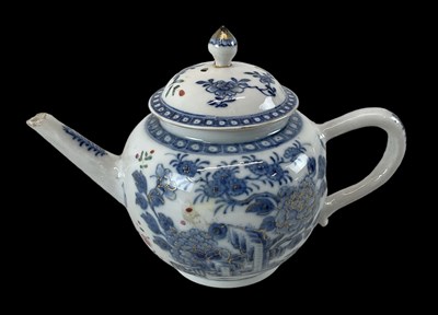 Lot 1085 - A Chinese export ware blue and white gilt...