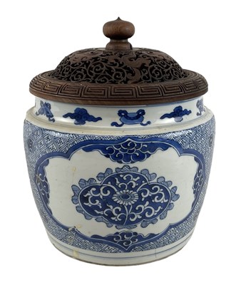 Lot 1047 - An 18th century Kangxi period blue and white...