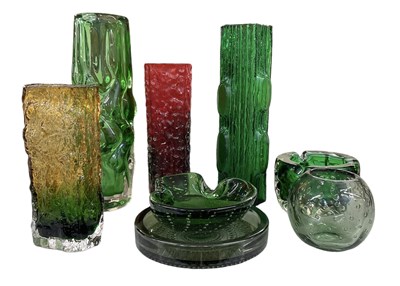 Lot 611 - A group of art glass including Whitefriars,...