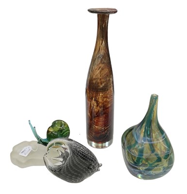 Lot 613 - MDINA; a group of glass items including a...