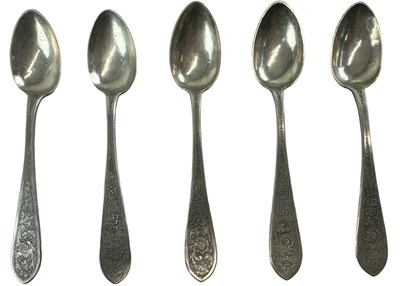 Lot 1315 - A set of five white metal teaspooons, combined...