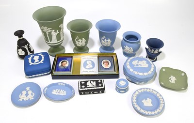 Lot 592 - WEDGWOOD; a collection of assorted jasperware,...