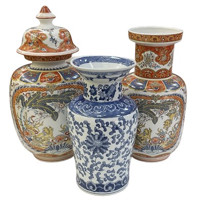 Lot 1118 - A modern Chinese blue and white porcelain vase...