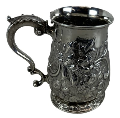 Lot 1261 - A George III hallmarked silver mug with floral...