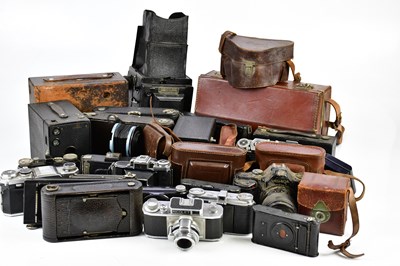 Lot 752 - A collection of film cameras, to include a...