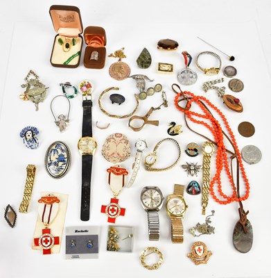 Lot 2525 - A small collection of costume jewellery...