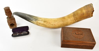 Lot 532 - A large cow horn, a pair of spectacles, a...