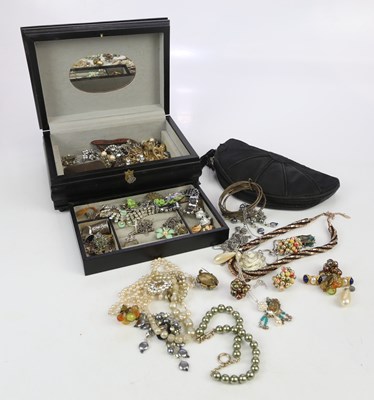 Lot 2548 - A collection of costume jewellery to include...