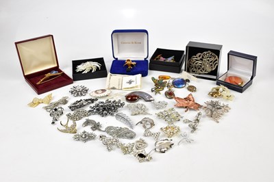 Lot 2537 - A large collection of brooches to include some...