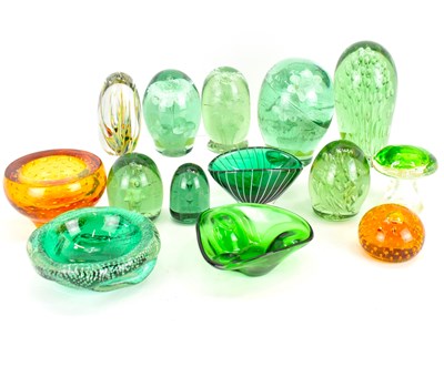 Lot 368 - A group of decorative coloured and art glass,...