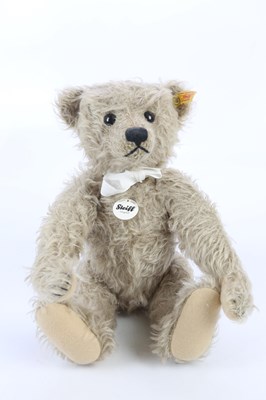 Lot 103 - STEIFF; a teddy bear with growler, height 39cm.