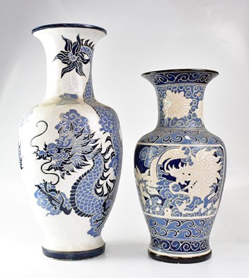 Lot 395 - A large 20th century Chinese blue and white...