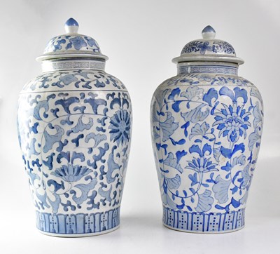 Lot 392 - A large 20th century Chinese blue and white...