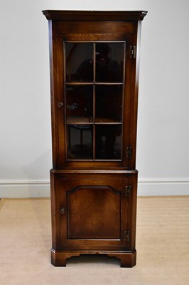 Lot 280 - A reproduction oak freestanding corner...