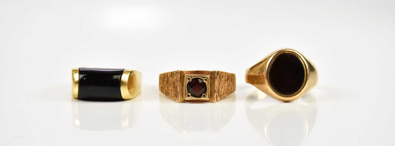 Lot 2394 - A 9ct yellow gold gentleman's dress ring,